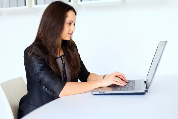 Jeune femme d'affaires travaillant sur un ordinateur portable — Photo