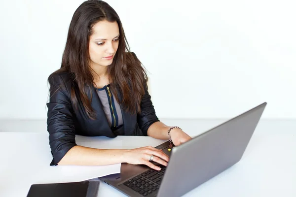 Jeune femme d'affaires travaillant sur ordinateur portable — Photo