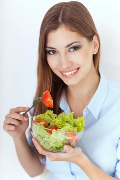 Счастливая молодая женщина ест свежий салат — стоковое фото