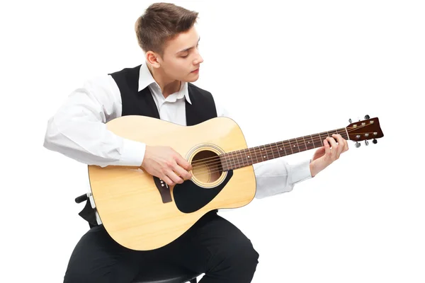 用吉他弹奏的年轻人 — 图库照片
