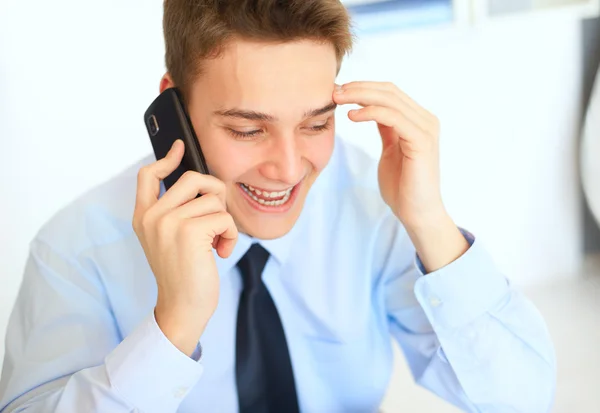 Junger lachender Geschäftsmann telefoniert — Stockfoto