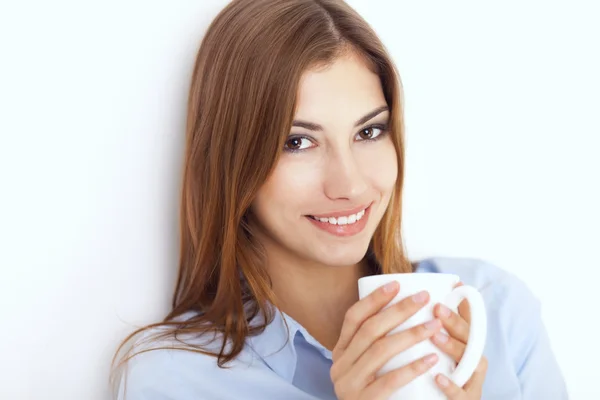 Jeune femme avec une tasse de thé ou de café — Photo