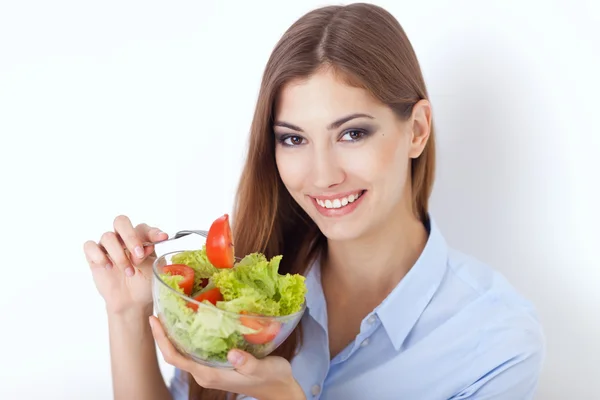 Felice giovane donna mangiare un'insalata fresca — Foto Stock