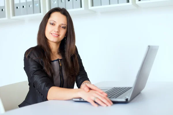 Joven mujer de negocios trabajando en una computadora portátil — Foto de Stock