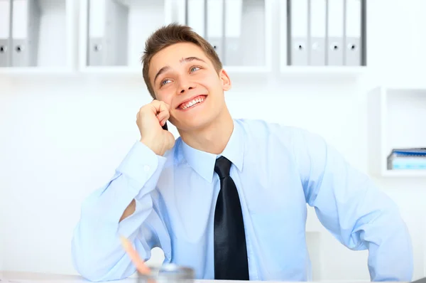 Jovem empresário rindo falando no celular — Fotografia de Stock