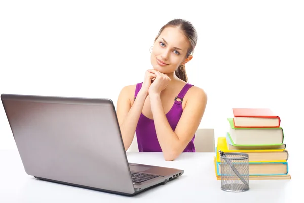 Estudiante chica trabajando en un ordenador portátil — Foto de Stock