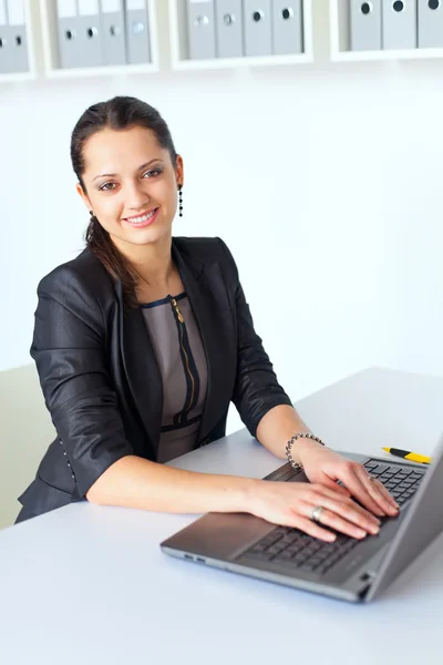 Giovane donna d'affari che lavora su un computer portatile — Foto Stock