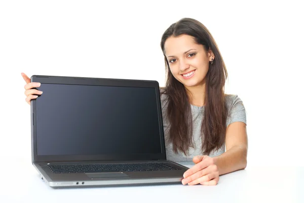 Νεαρή γυναίκα που δείχνει ένα φορητό υπολογιστή — Φωτογραφία Αρχείου