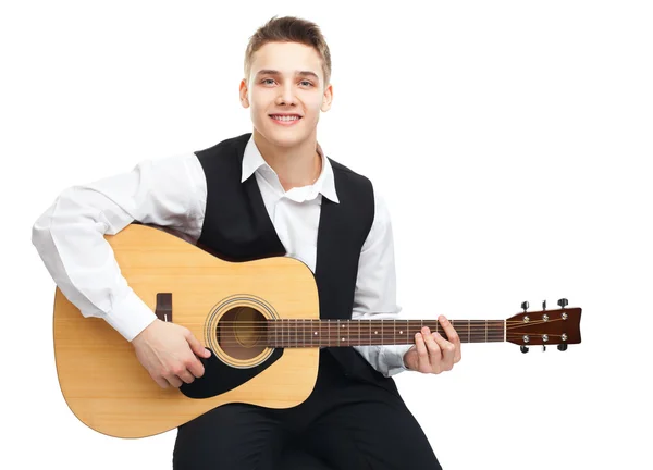 Młody mężczyzna grający na gitarze — Zdjęcie stockowe