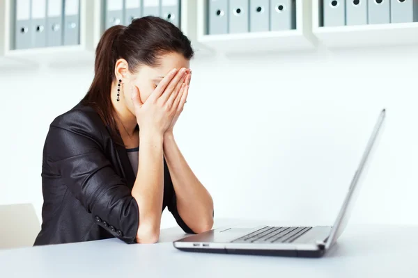 Cansado jovem mulher de negócios com laptop — Fotografia de Stock