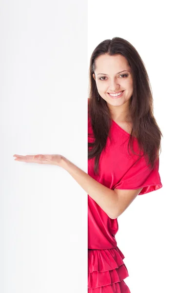 Jovem sorrindo mulher mostrando placa em branco — Fotografia de Stock