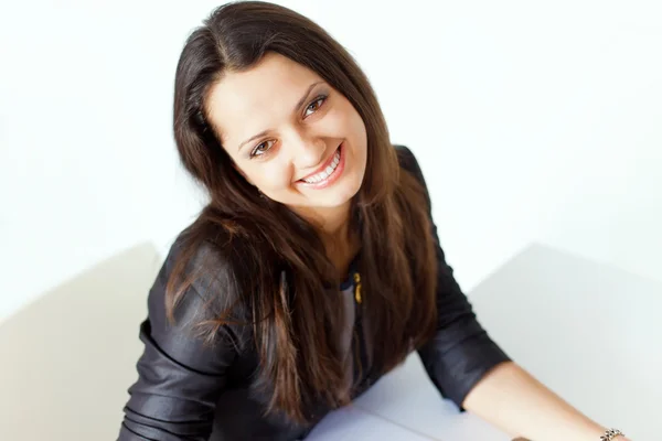 Retrato de jovem mulher sorridente — Fotografia de Stock