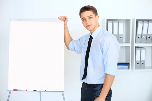 Mladý podnikatel s flip chart během prezentace — Stock fotografie