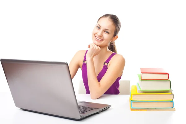 Chica estudiante sonriente trabajando en un ordenador portátil — Foto de Stock