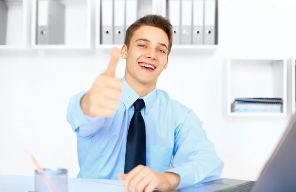 Joven hombre de negocios riendo mostrando pulgares hacia arriba —  Fotos de Stock