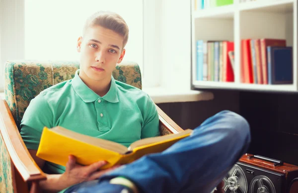 Student reading book at home — Stock Photo, Image