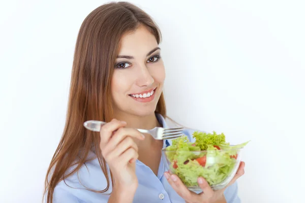 Glückliche junge Frau isst einen frischen Salat — Stockfoto