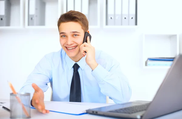 Jonge zakenman praten op mobiele telefoon — Stockfoto