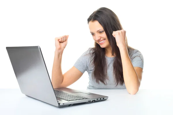 Νεαρή γυναίκα με επιτυχία σε απευθείας σύνδεση για το laptop — Φωτογραφία Αρχείου