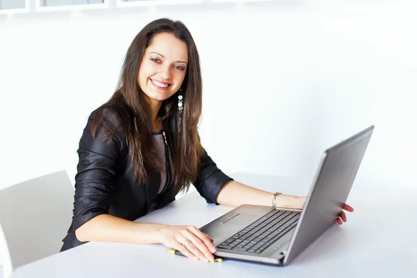 Mujer de negocios joven que trabaja en el ordenador portátil —  Fotos de Stock