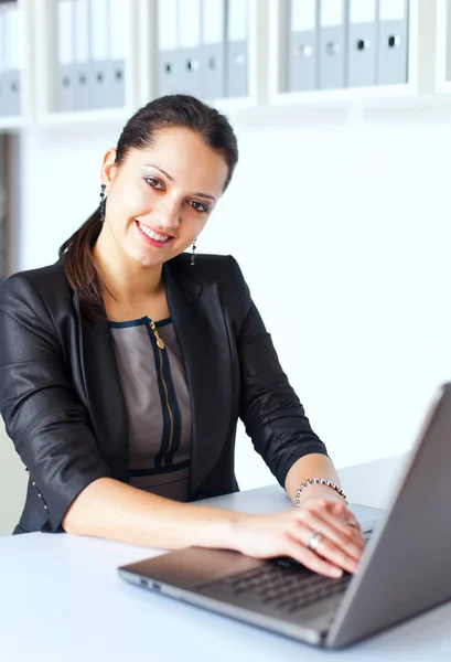 Молодая деловая женщина работает на ноутбуке Лицензионные Стоковые Фото