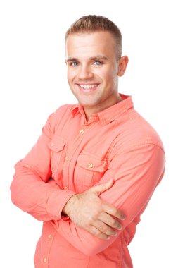 mutlu gülümseyen genç adam