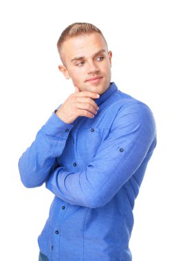 mavi bir gömlek giymiş genç adam bir yana görünüyor