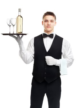 genç garson şişe şarapla tepsi