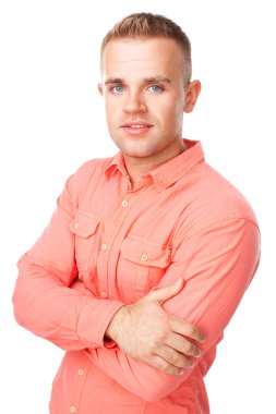 mutlu gülümseyen genç adam