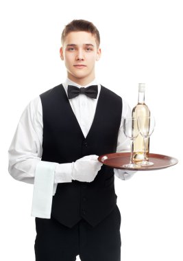 genç garson şişe şarapla tepsi