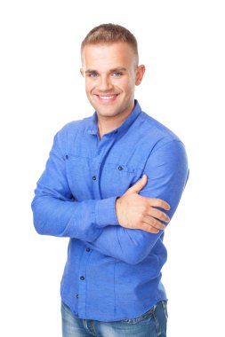 mavi bir gömlek giymiş genç adam