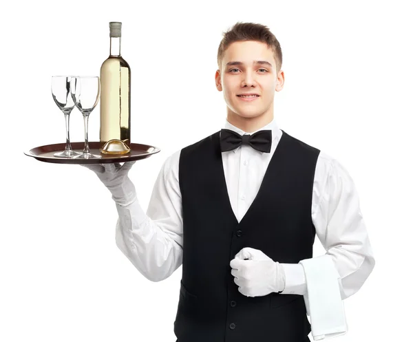 Junger Kellner mit Flasche Wein auf Tablett — Stockfoto