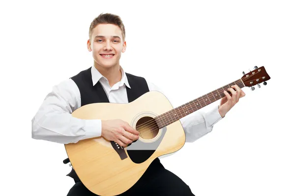 Młody człowiek gra na gitarze akustycznej — Zdjęcie stockowe
