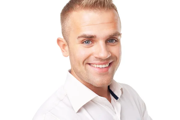 Lächelnder junger Mann mit weißem Hemd — Stockfoto