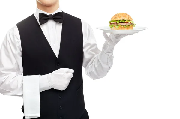 Torso cameriere con hamburger sul piatto — Foto Stock