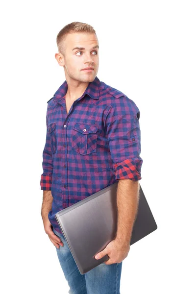 Portret uśmiechający się młody człowiek trzyma laptopa — Zdjęcie stockowe