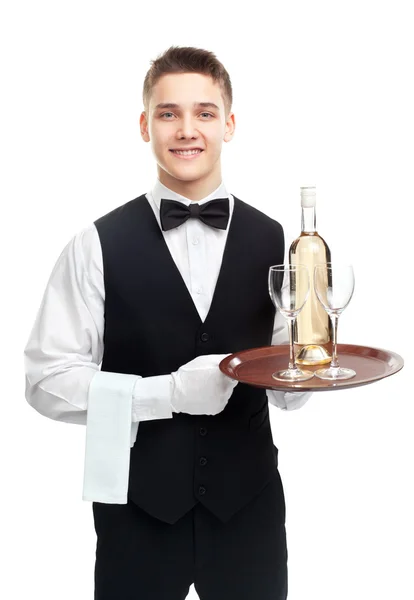 Garçom jovem com garrafa de vinho na bandeja — Fotografia de Stock