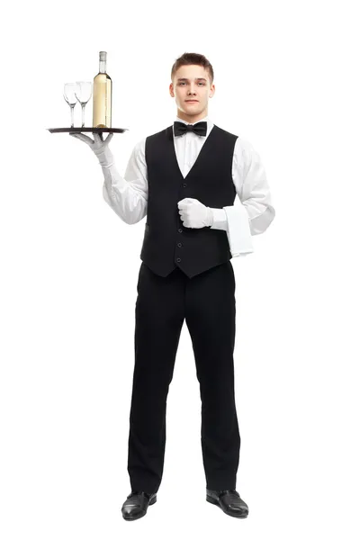 Ung servitör med en flaska vin på bricka — Stockfoto