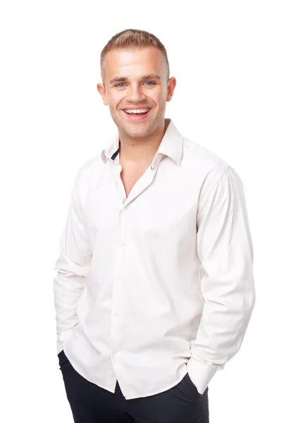 Leende ung man klädd i en vit skjorta — Stockfoto