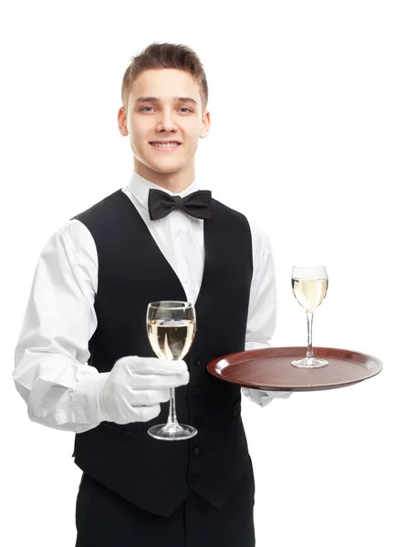 Jovem garçom sorrindo segurando copos de vinho — Fotografia de Stock