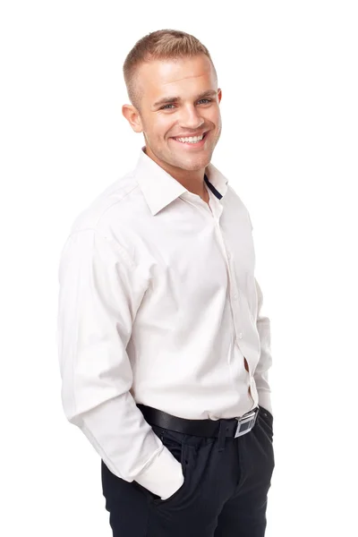 Beyaz bir gömlek gülümseyen genç adam — Stok fotoğraf