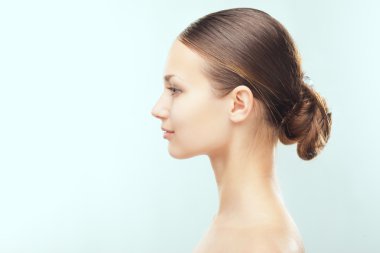 güzel bir genç kadın sağlıklı yüzü