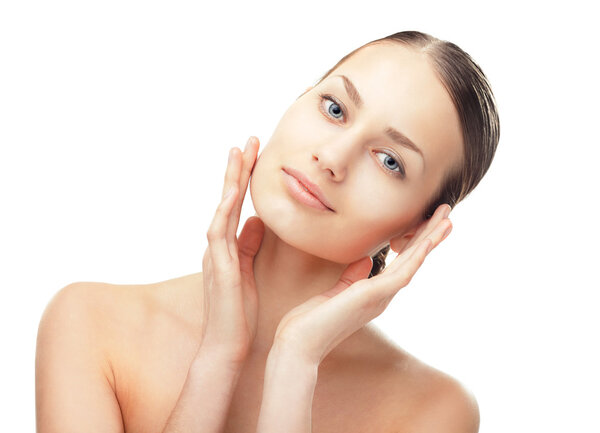 Красивая молодая женщина со здоровой чистой кожей
