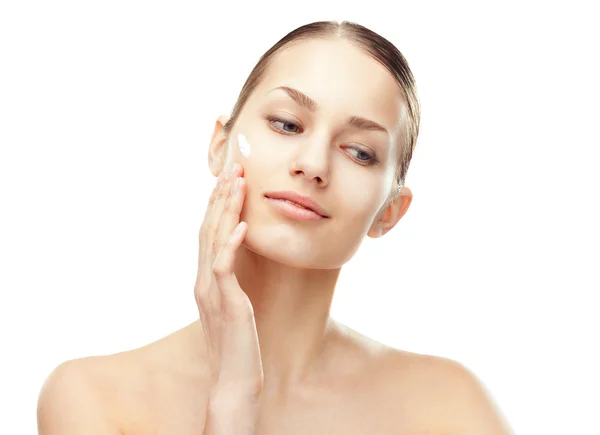 Mladá žena s kosmetický krém na tvář — Stock fotografie