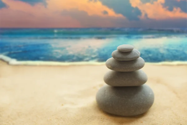 Pyramid of the stones on the sandy beach — Stock Photo, Image