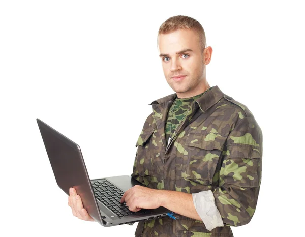 年轻的陆军士兵带着便携式计算机 — 图库照片