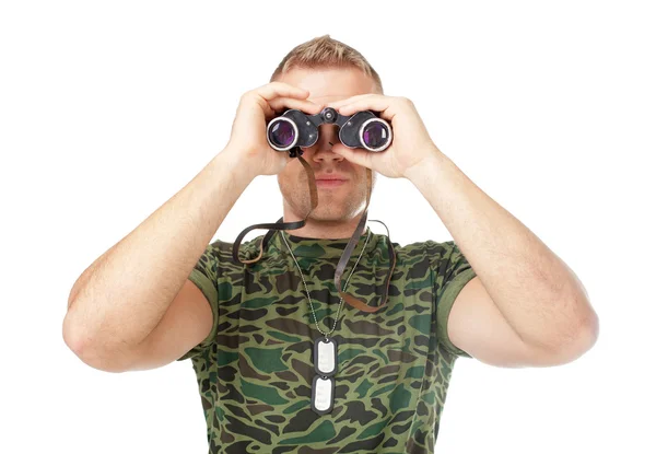 Voják armády při pohledu dalekohledem — Stock fotografie