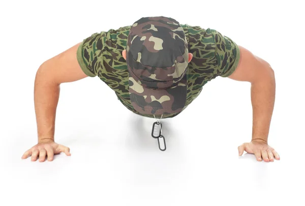 Giovane soldato dell'esercito che fa push up — Foto Stock