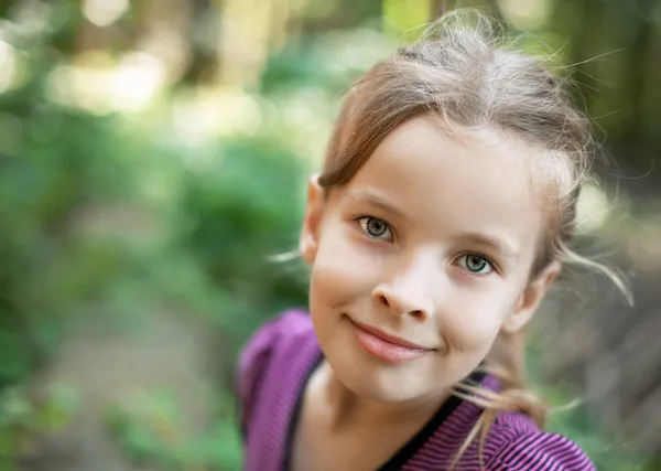 Souriant petite fille mignonne — Photo