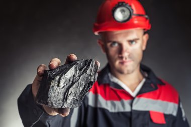 kömür madenci gösteren parça kömür